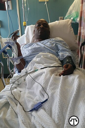 Nigel Towler se encuentra en una cama de hospital tras un despliegue.